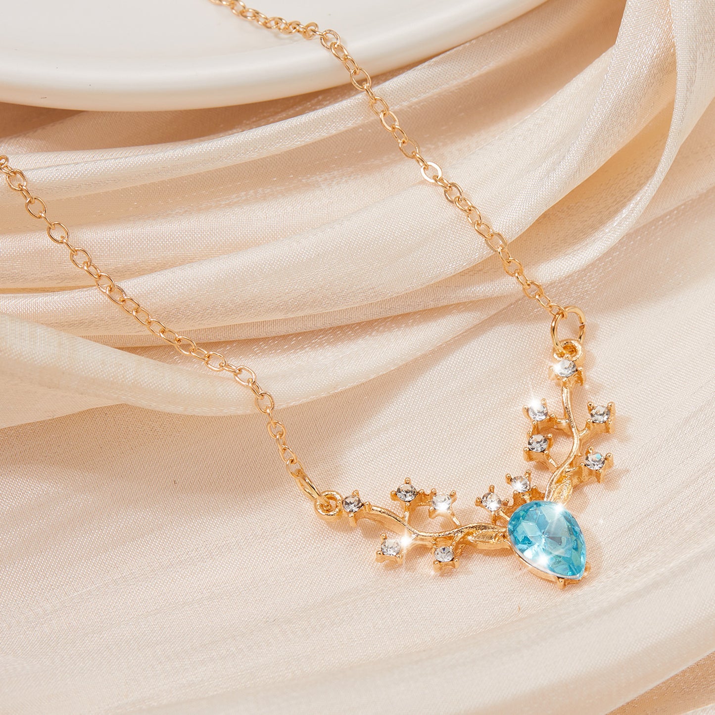 š¦Little elk pendant necklaceāØ